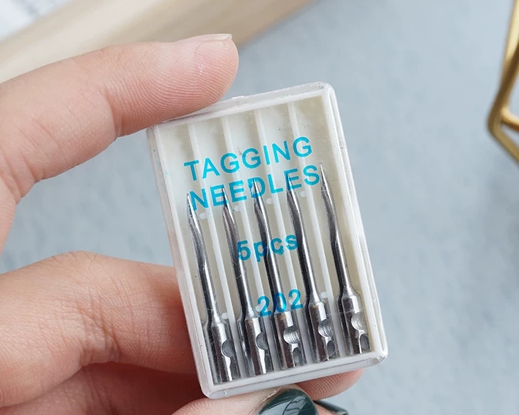 Máy Bắn Nhãn Mác Quần Áo Arrow 9S – Giải Pháp Gắn Tag Chuyên Nghiệp Cho Shop Thời Trang Và Xưởng May 8 kim may ban tag 202 thep 9